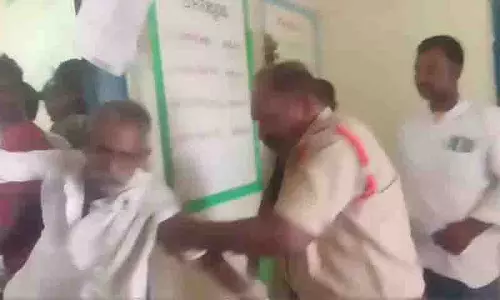 खानपुर में पुलिस ने बुजुर्ग किसान से की मारपीट, ASI निलंबित खानपुर में पुलिस ने बुजुर्ग किसान से की मारपीट, ASI निलंबित