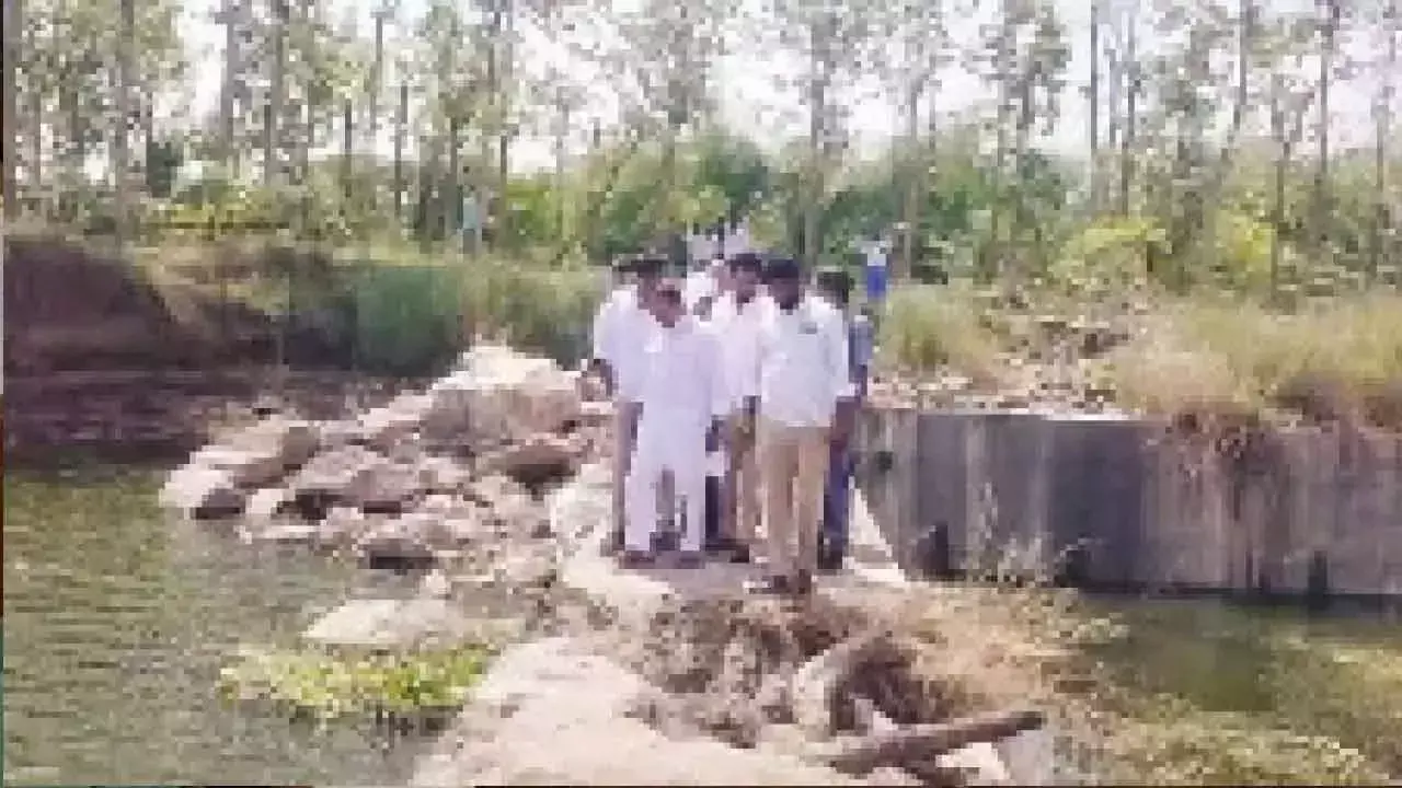 Telangana: इंद्रकरण ने चेक डैम के विध्वंस के लिए एलेटी की आलोचना की Telangana: इंद्रकरण ने चेक डैम के विध्वंस के लिए एलेटी की आलोचना की