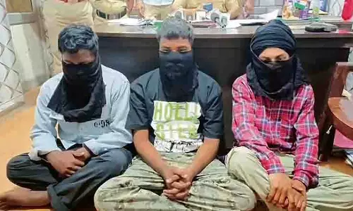 Amritsar: वाहन लूट के तीन आरोपी हथियार सहित गिरफ्तार Amritsar: वाहन लूट के तीन आरोपी हथियार सहित गिरफ्तार