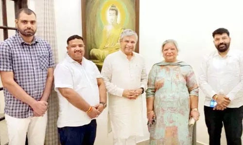 संगीता जेटली ने रक्षा मंत्री से मुलाकात की, J&K के लिए बेहतर रेल संपर्क की मांग की संगीता जेटली ने रक्षा मंत्री से मुलाकात की, J&K के लिए बेहतर रेल संपर्क की मांग की
