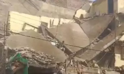 Delhi के रोहिणी में इमारत गिरने से मलबे में दबे लोग