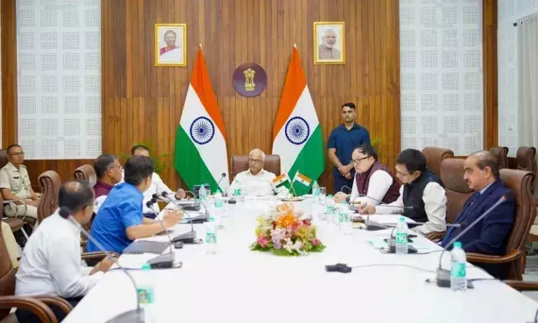 Manipur के राज्यपाल ने बढ़ते बाढ़ के पानी के बीच लोकतक झील संरक्षण की समीक्षा की Manipur के राज्यपाल ने बढ़ते बाढ़ के पानी के बीच लोकतक झील संरक्षण की समीक्षा की