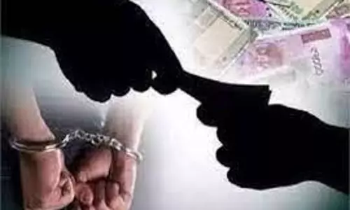 Odisha में रिश्वत लेते महिला एएसआई की गिरफ्तारी Odisha में रिश्वत लेते महिला एएसआई की गिरफ्तारी