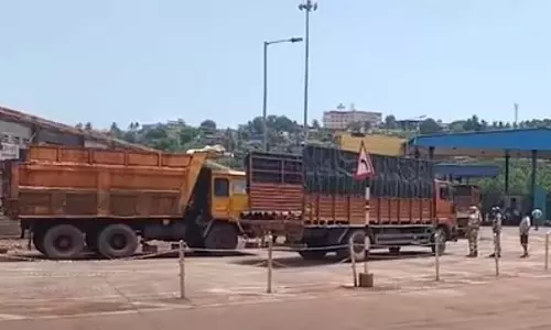 Mormugao पोर्ट के ट्रक चालकों ने विरोध प्रदर्शन के बीच 300 रुपये फ्लाईओवर टोल खत्म करने की मांग की Mormugao पोर्ट के ट्रक चालकों ने विरोध प्रदर्शन के बीच 300 रुपये फ्लाईओवर टोल खत्म करने की मांग की