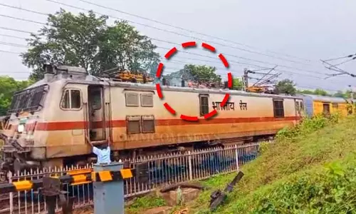 बस्ता स्टेशन के पास तार पर नारियल के पेड़ की टहनी गिरने से तेजस एक्सप्रेस के इंजन में आग लग गई बस्ता स्टेशन के पास तार पर नारियल के पेड़ की टहनी गिरने से तेजस एक्सप्रेस के इंजन में आग लग गई