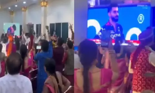 जब RCB के दो फैंस ने रचाई शादी, जश्न में दिखा क्रिकेट का क्रेज जब RCB के दो फैंस ने रचाई शादी, जश्न में दिखा क्रिकेट का क्रेज