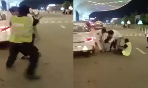 Mumbai airport पर पार्किंग को लेकर सुरक्षाकर्मियों और कैब ड्राइवरों के बीच हुई हाथापाई Mumbai airport पर पार्किंग को लेकर सुरक्षाकर्मियों और कैब ड्राइवरों के बीच हुई हाथापाई