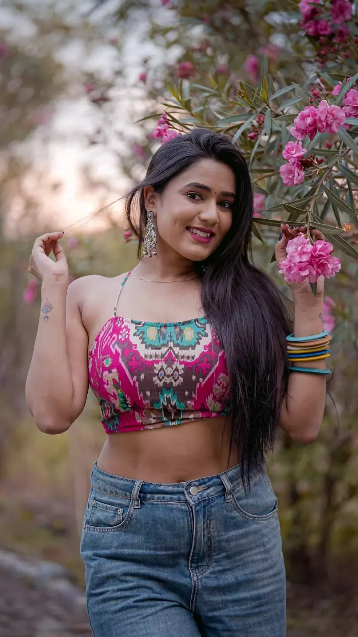 गरिमा चौरसिया का सिजलिंग लुक दिखा