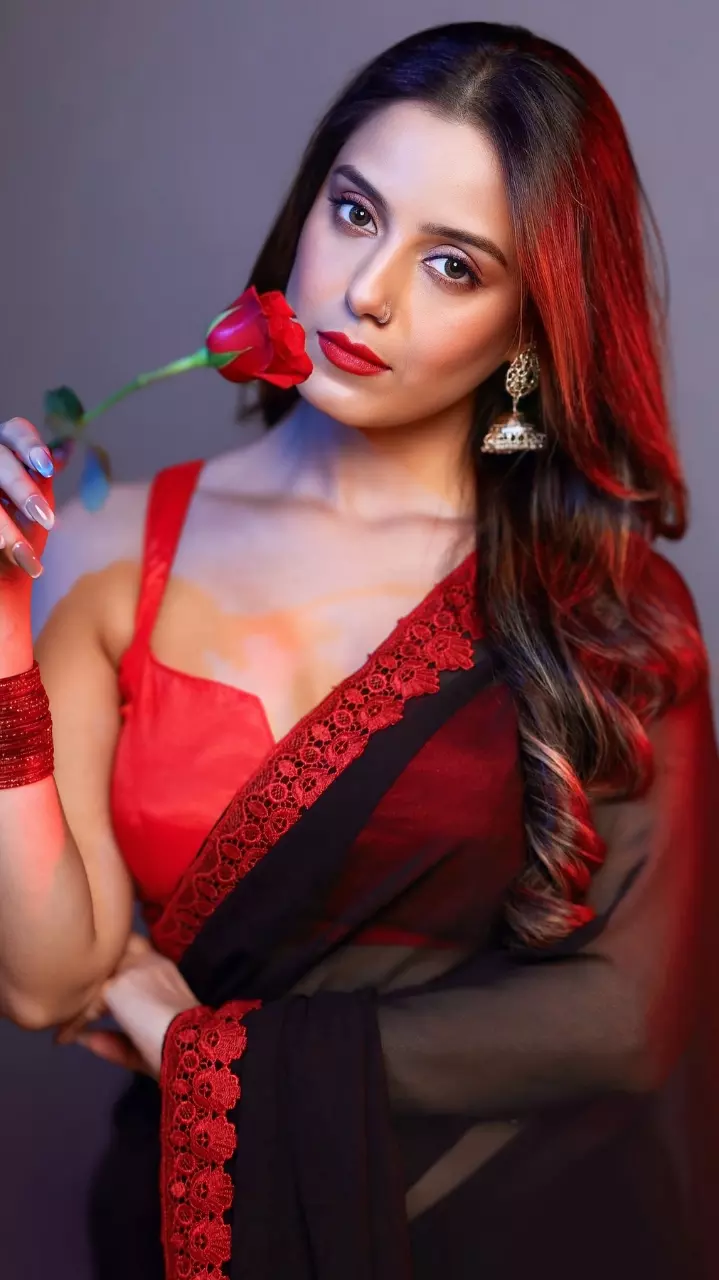 सृष्टि रोड़े का दिखा साड़ी लुक