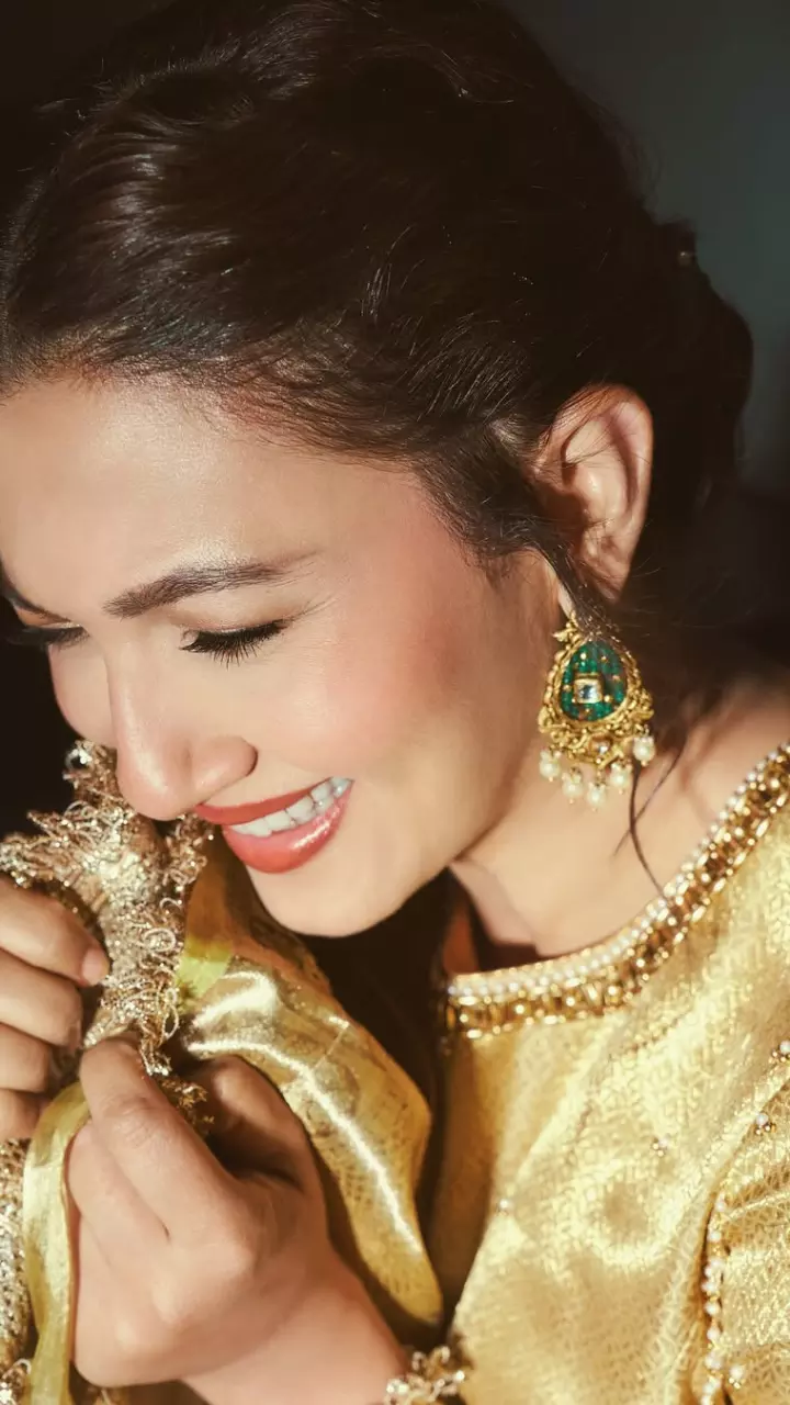 Gauahar Khan ने इंटरनेट पर लगाई आग