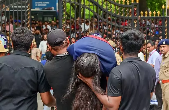 बेंगलुरू में भगदड़ में Tirupur की युवती की मौत बेंगलुरू में भगदड़ में Tirupur की युवती की मौत