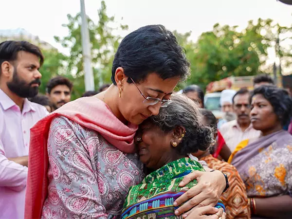 दिल्ली के मद्रासी कैंप में तोड़फोड़ के बाद Atishi ने दिल्ली सरकार पर कटाक्ष किया दिल्ली के मद्रासी कैंप में तोड़फोड़ के बाद Atishi ने दिल्ली सरकार पर कटाक्ष किया