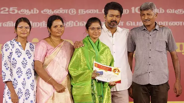 Vijay ने सर्वोच्च अंक पाने वाले 504 विद्यार्थियों को पुरस्कार प्रदान किए Vijay ने सर्वोच्च अंक पाने वाले 504 विद्यार्थियों को पुरस्कार प्रदान किए