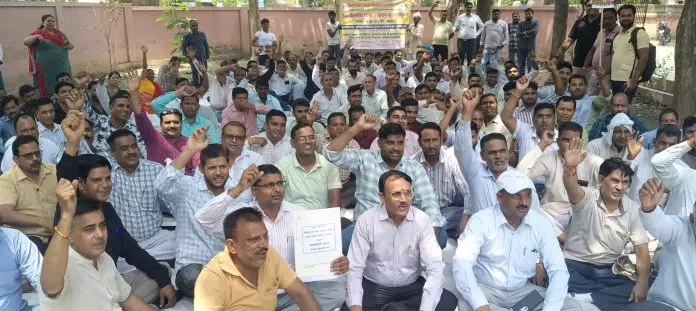 Muzaffarnagar: सिंचाई विभाग के 17 पदों की समाप्ति पर कर्मचारियों ने किया प्रदर्शन Muzaffarnagar: सिंचाई विभाग के 17 पदों की समाप्ति पर कर्मचारियों ने किया प्रदर्शन