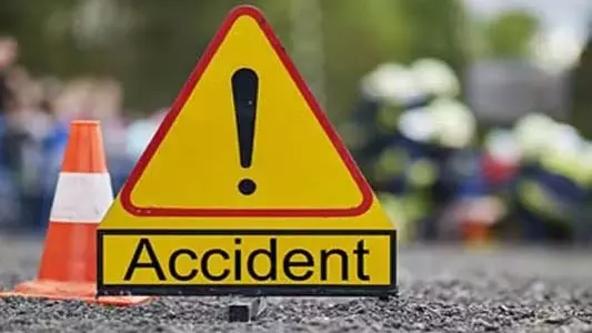बांद्रा में रिवर्स कार की चपेट में आने से नाबालिग लड़का घायल; FIR दर्ज बांद्रा में रिवर्स कार की चपेट में आने से नाबालिग लड़का घायल; FIR दर्ज
