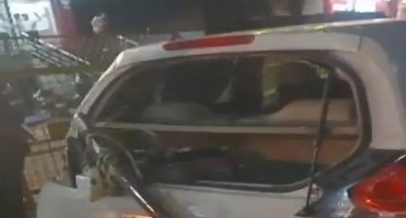 तेलीबांधा चौक में पुलिसवालों को पिकअप ने रौंदा, दो की हालत गंभीर तेलीबांधा चौक में पुलिसवालों को पिकअप ने रौंदा, दो की हालत गंभीर