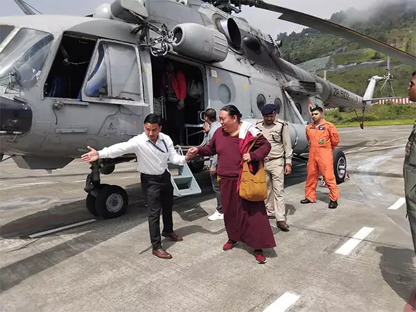 Sikkim: चाटन से पर्यटकों के पहले जत्थे को पाकयोंग हवाई अड्डे पर सफलतापूर्वक निकाला गया Sikkim: चाटन से पर्यटकों के पहले जत्थे को पाकयोंग हवाई अड्डे पर सफलतापूर्वक निकाला गया