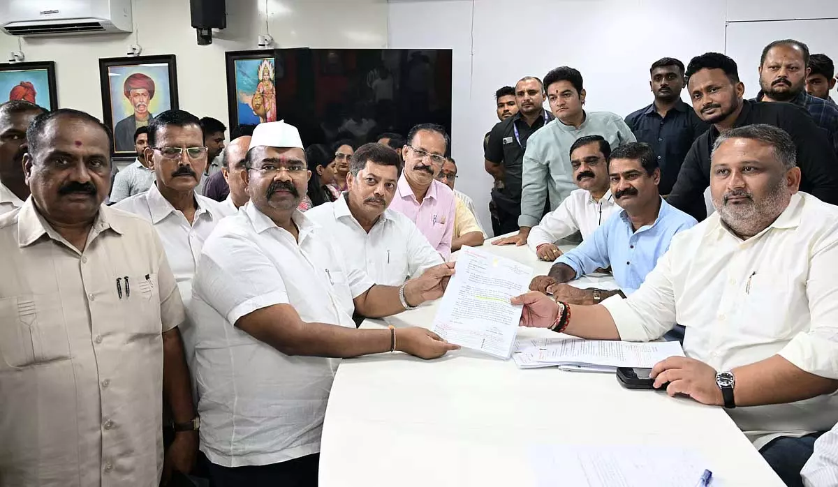 Maharashtra : मंत्री आकाश फुंडकर ने मुंबई में भाजपा प्रदेश कार्यालय में जनता दरबार लगाया Maharashtra : मंत्री आकाश फुंडकर ने मुंबई में भाजपा प्रदेश कार्यालय में जनता दरबार लगाया