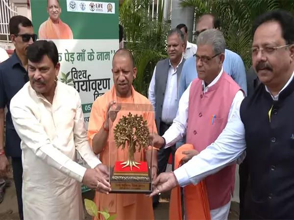 CM Yogi ने पौधारोपण किया, गंगा दशहरा और विश्व पर्यावरण दिवस की शुभकामनाएं दीं CM Yogi ने पौधारोपण किया, गंगा दशहरा और विश्व पर्यावरण दिवस की शुभकामनाएं दीं