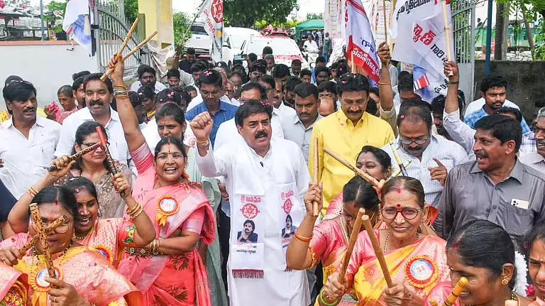 NDA ने विजयवाड़ा में लोगों के विशाल जनादेश की पहली वर्षगांठ मनाई NDA ने विजयवाड़ा में लोगों के विशाल जनादेश की पहली वर्षगांठ मनाई