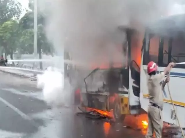 दिल्ली: पंखा रोड पर दो बसों में लगी आग दिल्ली: पंखा रोड पर दो बसों में लगी आग