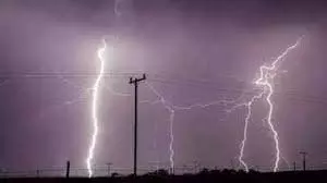 Bihar: भोज खा रहे बारातियों पर बिजली गिरने से एक की मौत, तीन गंभीर Bihar: भोज खा रहे बारातियों पर बिजली गिरने से एक की मौत, तीन गंभीर