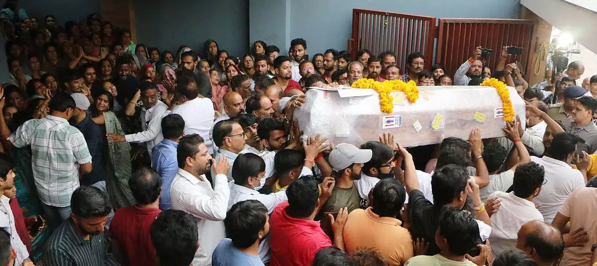 राजा के शव का अंतिम संस्कार होने पर शोक और आक्रोश; सोनम अभी भी लापता, खोज में कोई सुराग नहीं राजा के शव का अंतिम संस्कार होने पर शोक और आक्रोश; सोनम अभी भी लापता, खोज में कोई सुराग नहीं