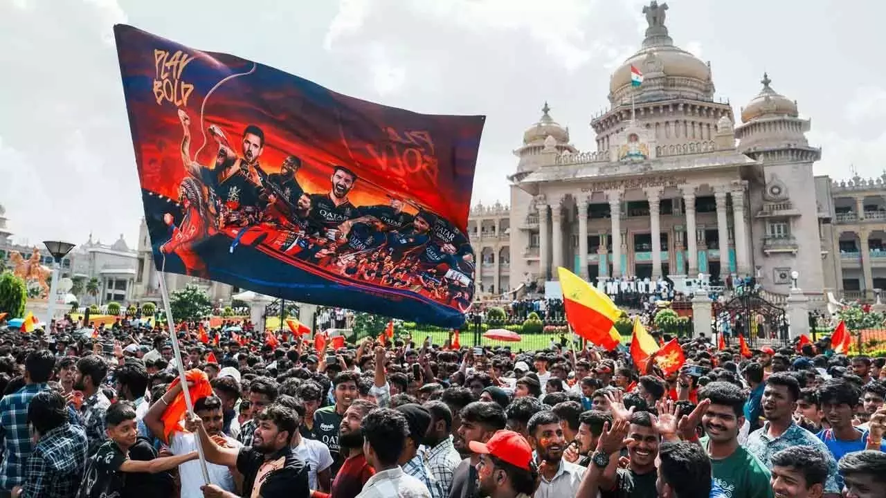 भयावहता खुशी के उत्साह में बदली: Bengaluru में भगदड़ में 11 की मौत भयावहता खुशी के उत्साह में बदली: Bengaluru में भगदड़ में 11 की मौत
