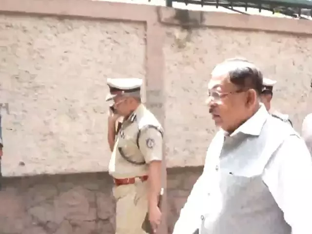 Karnataka गृह मंत्री ने स्टेडियम में मची भगदड़ पर कहा, मजिस्ट्रियल जांच के आदेश, कार्रवाई की जाएगी Karnataka गृह मंत्री ने स्टेडियम में मची भगदड़ पर कहा, मजिस्ट्रियल जांच के आदेश, कार्रवाई की जाएगी