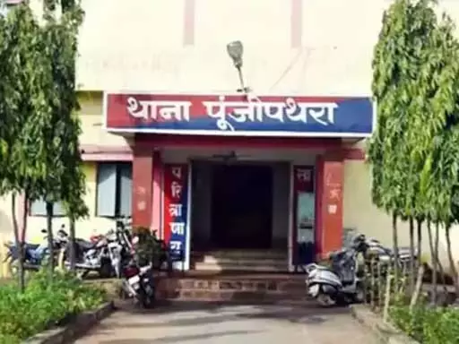 7 लाख का छड़ लेकर ट्रक ड्राइवर फरार, कारोबारी थाने पहुंचा 7 लाख का छड़ लेकर ट्रक ड्राइवर फरार, कारोबारी थाने पहुंचा