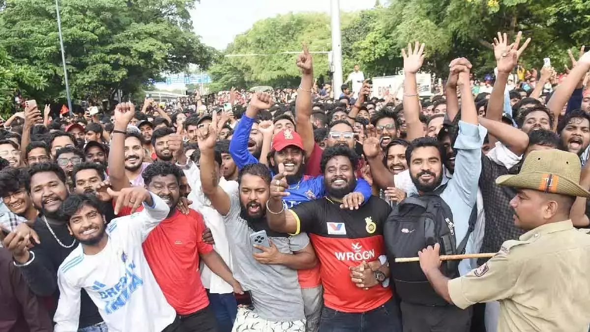 आईपीएल जीत: आरसीबी-केएससीए ने भगदड़ की त्रासदी पर गहरा दुख व्यक्त किया आईपीएल जीत: आरसीबी-केएससीए ने भगदड़ की त्रासदी पर गहरा दुख व्यक्त किया