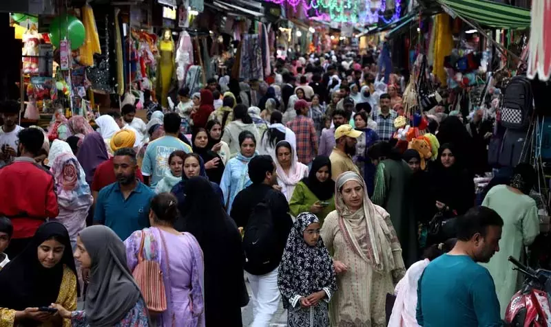 तस्वीरों में: ईद-उल-अजहा पर श्रीनगर बाजारों में खरीदारी की रौनक तस्वीरों में: ईद-उल-अजहा पर श्रीनगर बाजारों में खरीदारी की रौनक