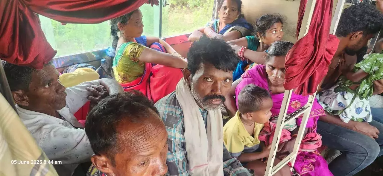मलकानगिरी में RTO द्वारा रोकी गई भीड़भाड़ वाली बस के बाद 116 से अधिक प्रवासी श्रमिकों को बचाया गया मलकानगिरी में RTO द्वारा रोकी गई भीड़भाड़ वाली बस के बाद 116 से अधिक प्रवासी श्रमिकों को बचाया गया