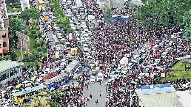 RCB की जीत के जश्न में उमड़ी भीड़: भारी ट्रैफिक जाम RCB की जीत के जश्न में उमड़ी भीड़: भारी ट्रैफिक जाम