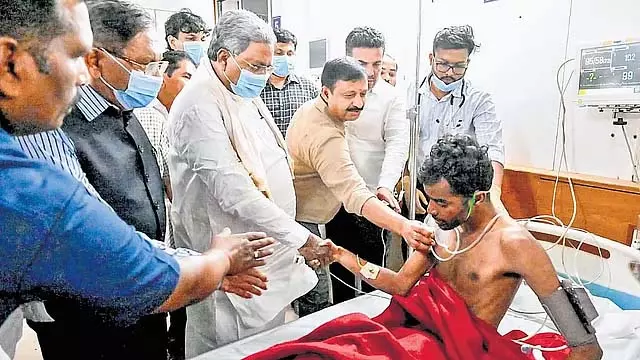 RCB की जीत के जश्न के दौरान बेंगलुरु में भगदड़: मृतकों के परिजन बेहाल, अस्पतालों के पास भगदड़ RCB की जीत के जश्न के दौरान बेंगलुरु में भगदड़: मृतकों के परिजन बेहाल, अस्पतालों के पास भगदड़