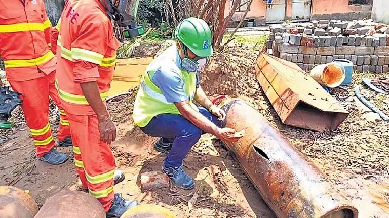 Odisha: बर्फ फैक्ट्री में अमोनिया गैस का रिसाव, 10 लोग बीमार Odisha: बर्फ फैक्ट्री में अमोनिया गैस का रिसाव, 10 लोग बीमार