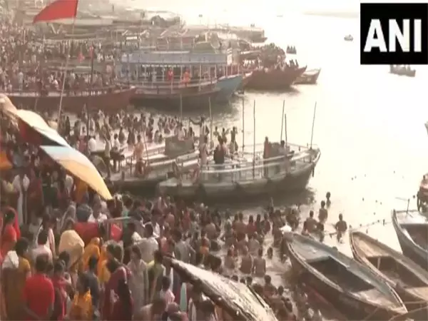 UP: गंगा दशहरा के अवसर पर श्रद्धालुओं ने पवित्र स्नान किया, मां गंगा की पूजा-अर्चना की UP: गंगा दशहरा के अवसर पर श्रद्धालुओं ने पवित्र स्नान किया, मां गंगा की पूजा-अर्चना की