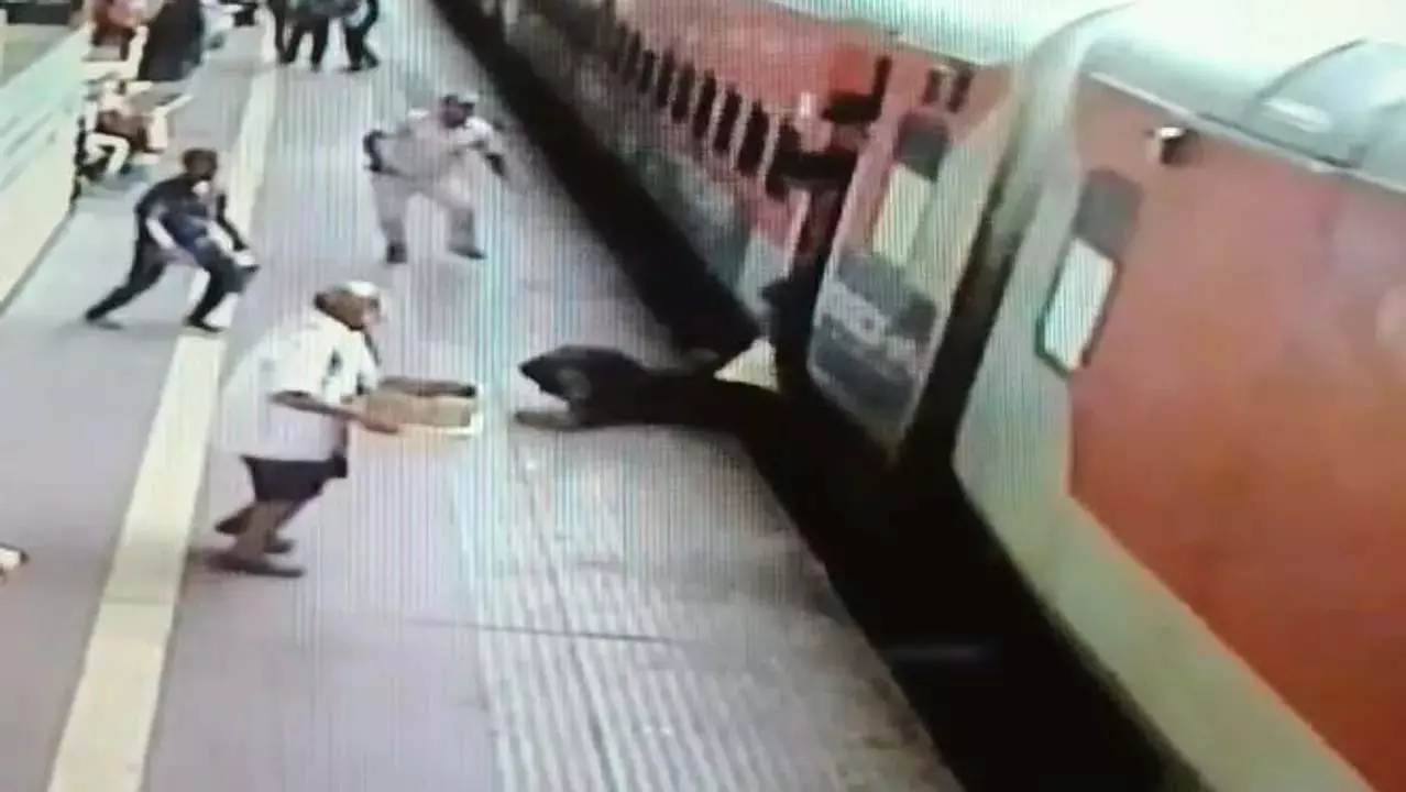 कटक रेलवे स्टेशन पर पुलिस कांस्टेबल ने यात्री को लगभग जानलेवा दुर्घटना से बचाया कटक रेलवे स्टेशन पर पुलिस कांस्टेबल ने यात्री को लगभग जानलेवा दुर्घटना से बचाया