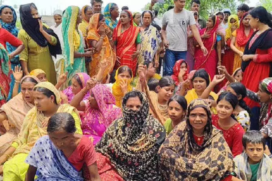 Bengal: औद्योगिक इकाई में दो नाबालिग लड़कों पर कथित अत्याचार के खिलाफ ग्रामीणों में रोष Bengal: औद्योगिक इकाई में दो नाबालिग लड़कों पर कथित अत्याचार के खिलाफ ग्रामीणों में रोष