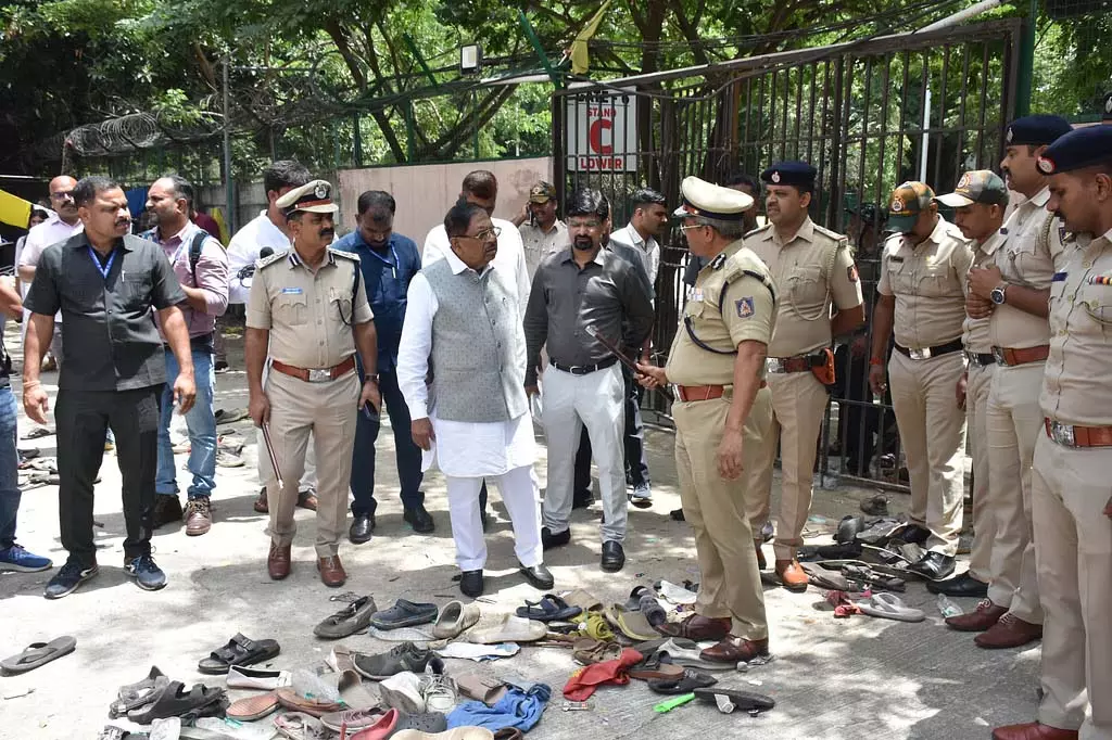 भगदड़: गृह मंत्री परमेश्वर ने चिन्नास्वामी स्टेडियम का दौरा किया, निरीक्षण किया भगदड़: गृह मंत्री परमेश्वर ने चिन्नास्वामी स्टेडियम का दौरा किया, निरीक्षण किया