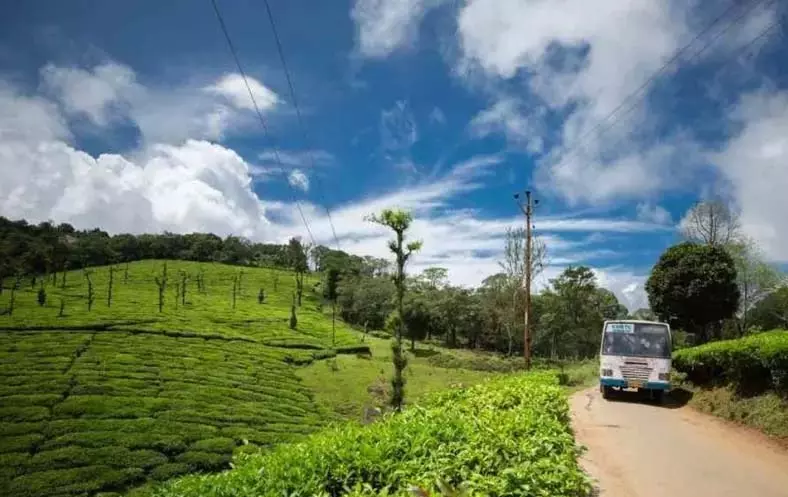 कलपेट्टा-चूरलमाला मार्ग पर KSRTC की रात्रि बस रुकने से वायनाड के स्थानीय लोग फंसे कलपेट्टा-चूरलमाला मार्ग पर KSRTC की रात्रि बस रुकने से वायनाड के स्थानीय लोग फंसे