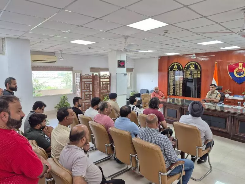 Karnal में मोबाइल शॉप के बाहर बाइक सवार दो लोगों ने की फायरिंग Karnal में मोबाइल शॉप के बाहर बाइक सवार दो लोगों ने की फायरिंग