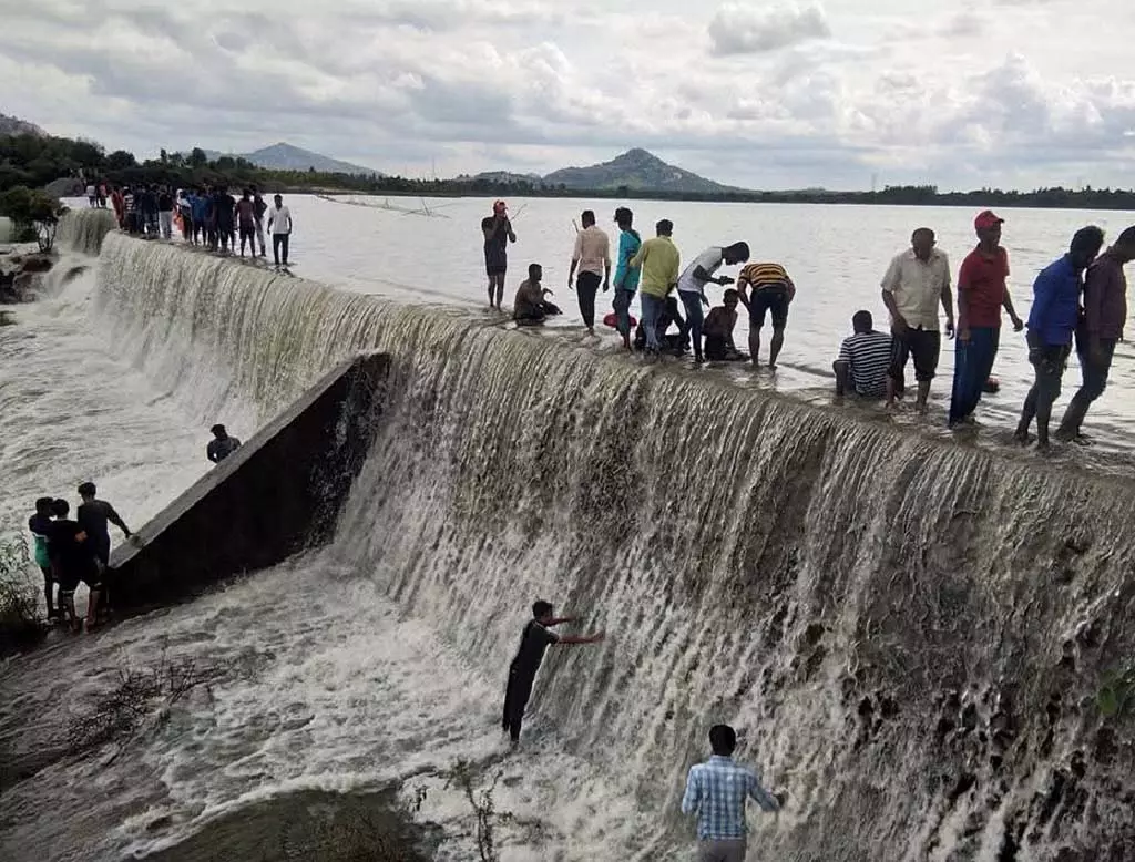 Kolar : झील में तैरता सौर पैनल Kolar : झील में तैरता सौर पैनल