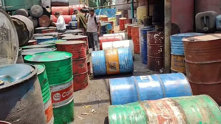 Odisha: नकली लुब्रिकेंट बनाने वाली फैक्ट्री का भंडाफोड़, दो गिरफ्तार Odisha: नकली लुब्रिकेंट बनाने वाली फैक्ट्री का भंडाफोड़, दो गिरफ्तार