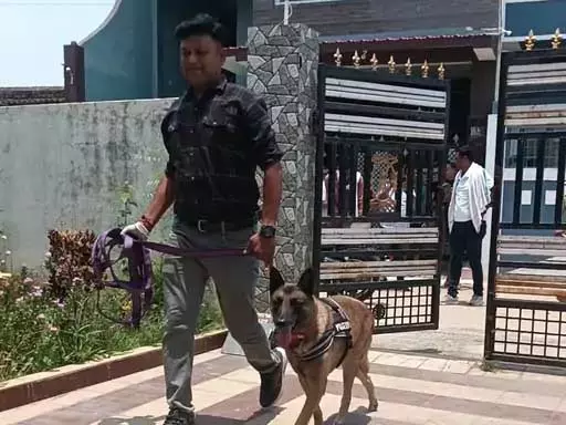 अधिकारी के घर 15 लाख की चोरी, डॉग स्क्वायड लेकर पहुंची पुलिस टीम अधिकारी के घर 15 लाख की चोरी, डॉग स्क्वायड लेकर पहुंची पुलिस टीम