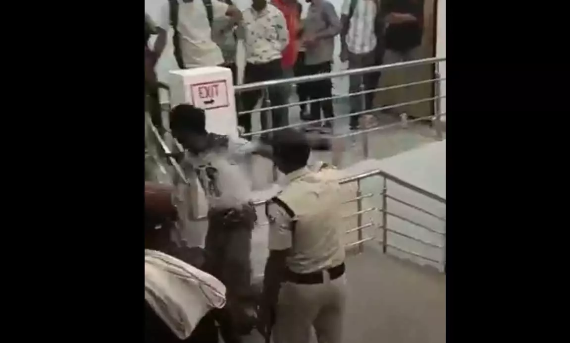 रेलवे स्टेशन का VIDEO, पत्नी पर भड़का पति, बाल पकड़कर गिराया रेलवे स्टेशन का VIDEO, पत्नी पर भड़का पति, बाल पकड़कर गिराया