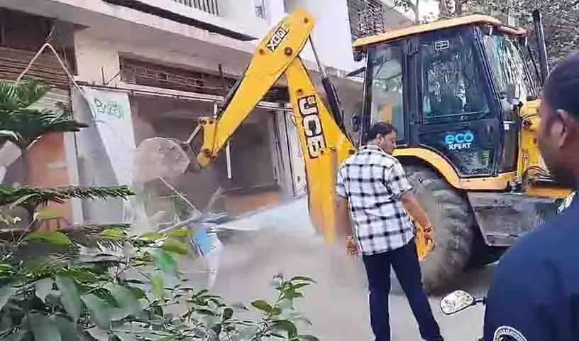 हाइड्रा के अधिकारियों ने अलवाल के Chinnari Kunta में बनी तीन इमारतों को ध्वस्त कर दिया हाइड्रा के अधिकारियों ने अलवाल के Chinnari Kunta में बनी तीन इमारतों को ध्वस्त कर दिया