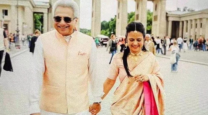 65 वर्षीय पिनाकी मिश्रा ने 50 वर्षीय महुआ मोइत्रा से की शादी, तस्वीरें वायरल 65 वर्षीय पिनाकी मिश्रा ने 50 वर्षीय महुआ मोइत्रा से की शादी, तस्वीरें वायरल