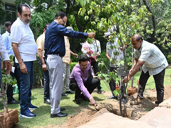 सिंदूर अब भारत की वीरता और राष्ट्रीय पहचान का प्रतीक बन गया है: दिल्ली विश्वविद्यालय के कुलपति योगेश सिंह सिंदूर अब भारत की वीरता और राष्ट्रीय पहचान का प्रतीक बन गया है: दिल्ली विश्वविद्यालय के कुलपति योगेश सिंह