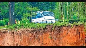 कलपेट्टा-चूरलमाला मार्ग पर KSRTC की रात्रि बस रुकने से वायनाड के स्थानीय लोग फंसे कलपेट्टा-चूरलमाला मार्ग पर KSRTC की रात्रि बस रुकने से वायनाड के स्थानीय लोग फंसे
